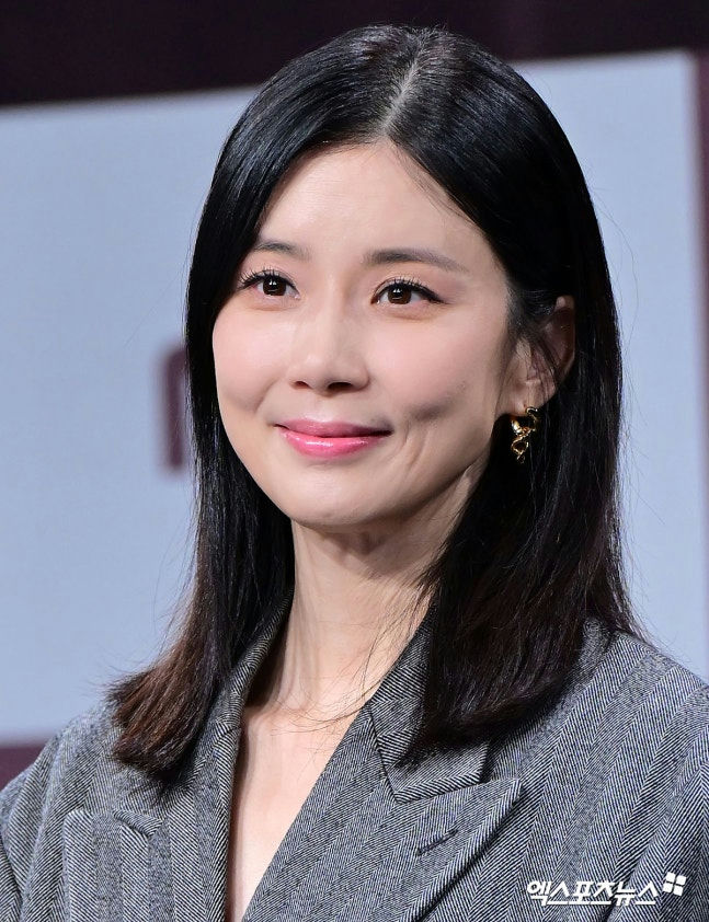 Lee Bo-young aging health eyesight digestionperson' 'woman' 'portrait' 'earrings' 'blazer.