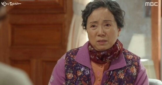 Kim Min-kyung nation’s motherpeople' 'worried' 'scarf' 'floral' 'vest' '.