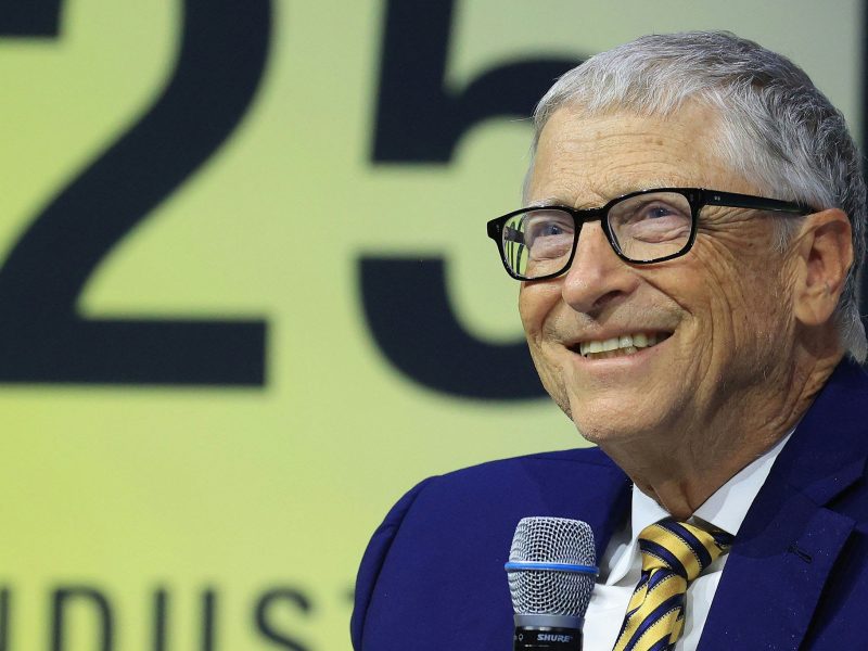 Bill Gates You Quiz on the Block appearancepeople' '' 'ill' '' 'ates' 'speaking' 'microphone' 'suit.