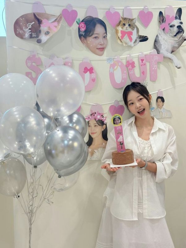 Kim Ga-eun bridal showerpeople' 'woman' 'balloons' 'cake' 'party.