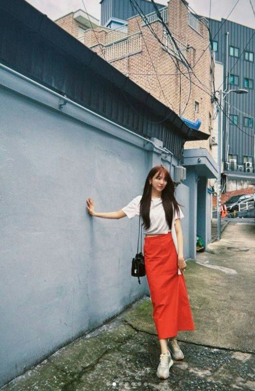 Yoon Eun-hye daily life amid Kim Jong-kook marriage announcementwoman' 'posing' 'urban' 'skirt' 'wall.