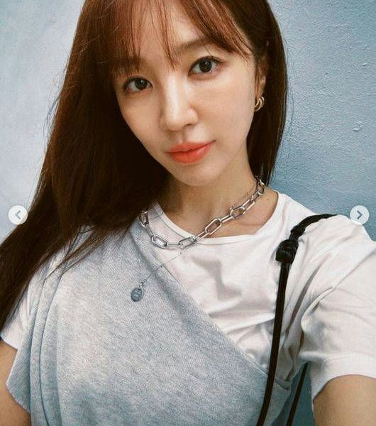 Yoon Eun-hye daily life amid Kim Jong-kook marriage announcementperson' 'portrait' 'necklace' 'bangs' 'casual.