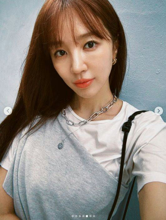 Yoon Eun-hye daily life amid Kim Jong-kook marriage announcementperson' 'portrait' 'necklace' 'bangs' 'casual.