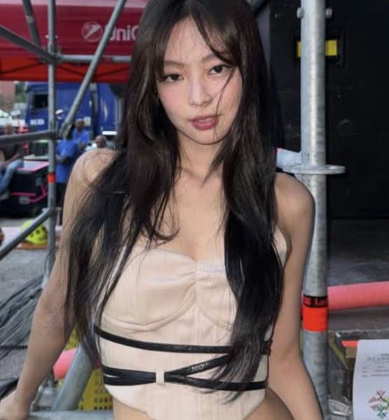 Jennie Milan concert photosperson' '' 'ennie' 'corset' 'hair' 'outdoor.