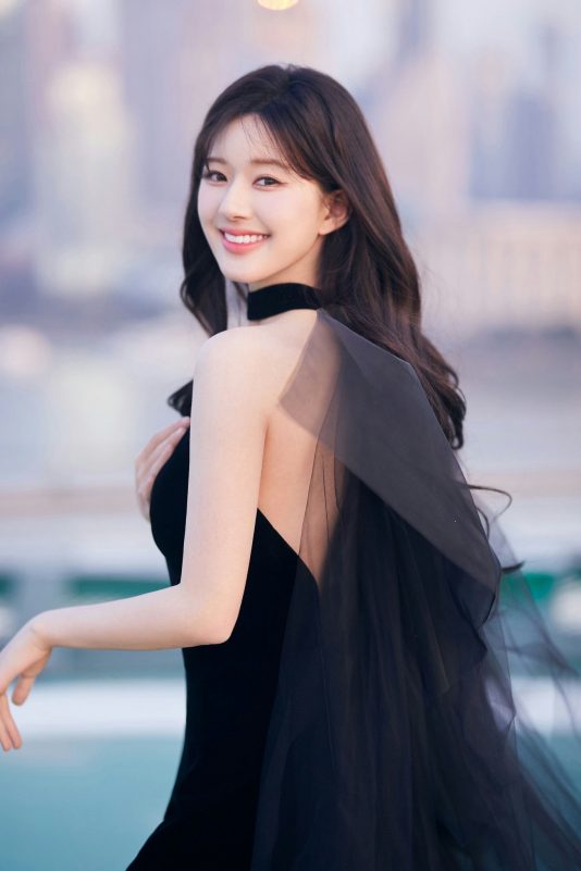Zhao Lusi scandalsperson' 'woman' 'dress' 'smile' 'glamour.