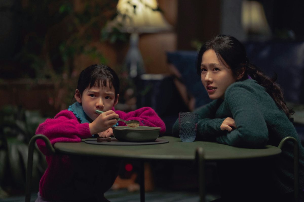 Son Ye-jin dance scene No Other Choicepeople' 'eating' 'indoor' 'pensive' 'table.