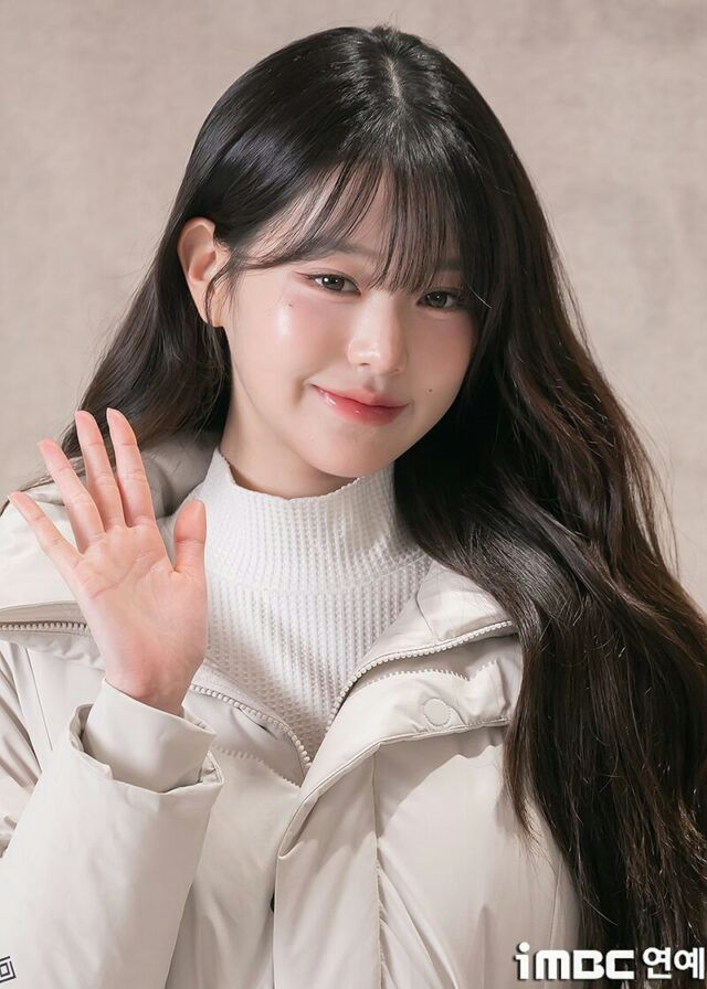 Jang Wonyoung body shamingpeople' '' 'oman' '' 'miling' '' 'aving' '' 'acket.
