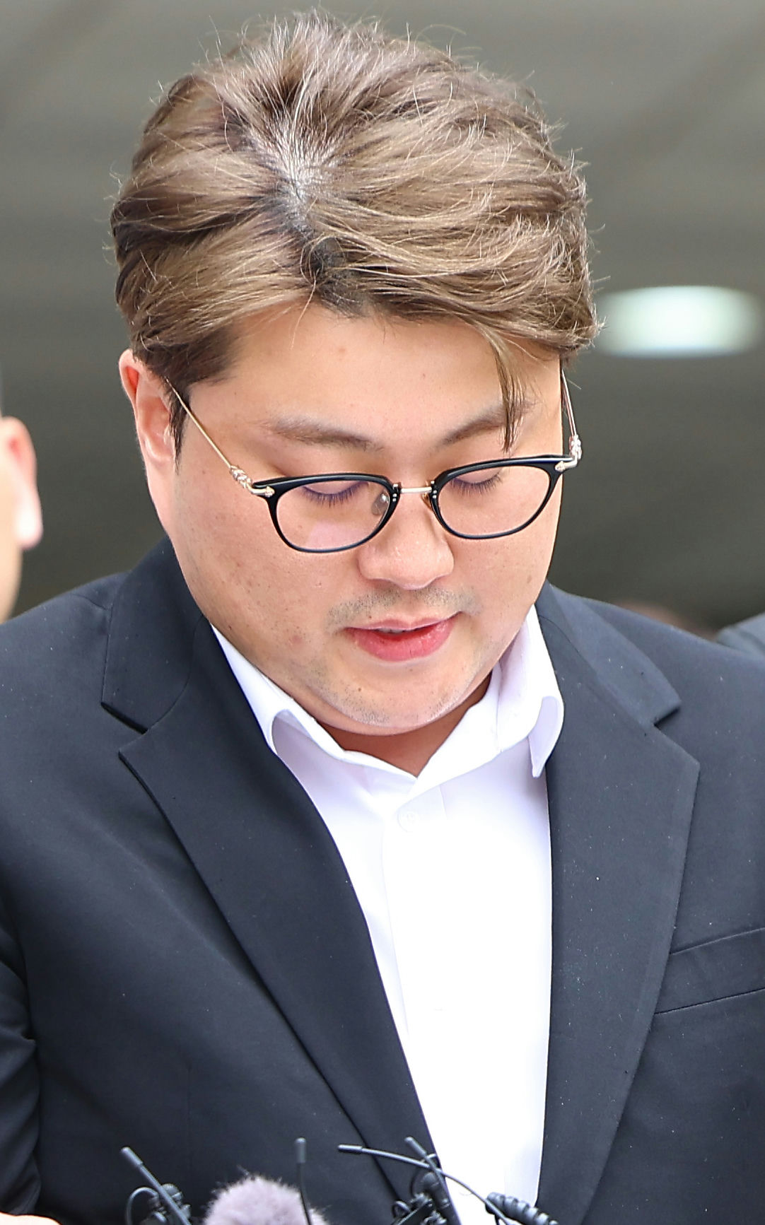Kim Ho‑joong Somang Prison transferpeople' 'lookingdown' 'glasses' 'suit' 'closeup.