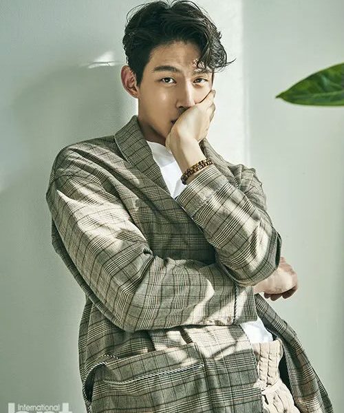 Choi Jung-won stalking and threatsman' 'plaid' 'bracelet' 'plant' 'hand.