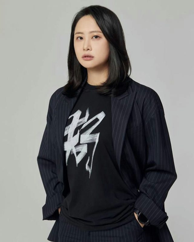 person' 'woman' 'black' 'shirt' 'blazer' 'straight' 'hair.