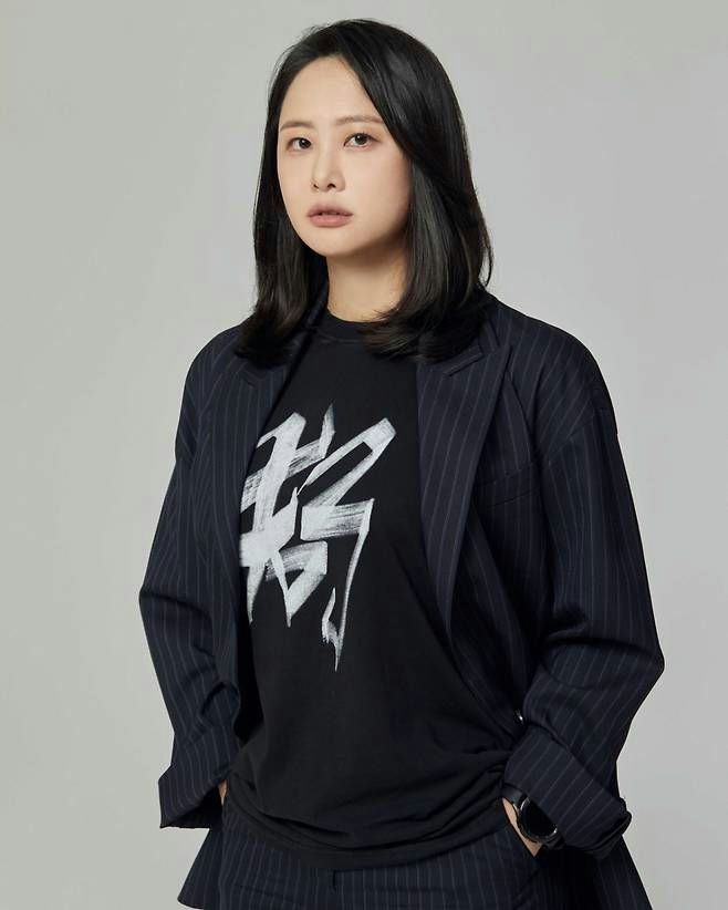 person' 'woman' 'black' 'shirt' 'blazer' 'straight' 'hair.
