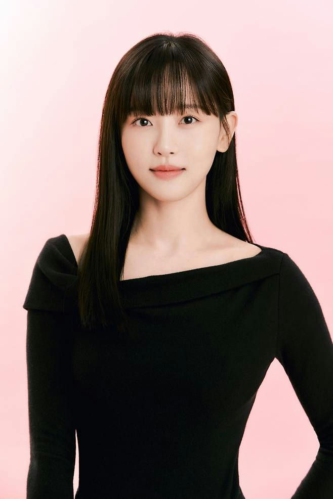 Kang Han Na Beyond J contractpeople' 'woman' 'portrait' 'black' 'clothes' 'bangs.