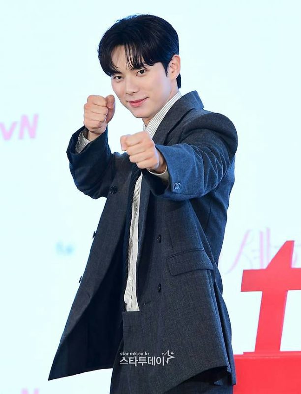 Bon Appétit Your Majesty YoonA Lee Chae-minman' 'fighting' 'suit' 'smiling.
