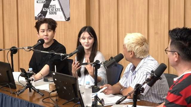 Nam Bo-ra Cultwo Show ex-boyfriend cheatingpeople' 'radio' 'show' 'microphones' 'table' '' 'orean.