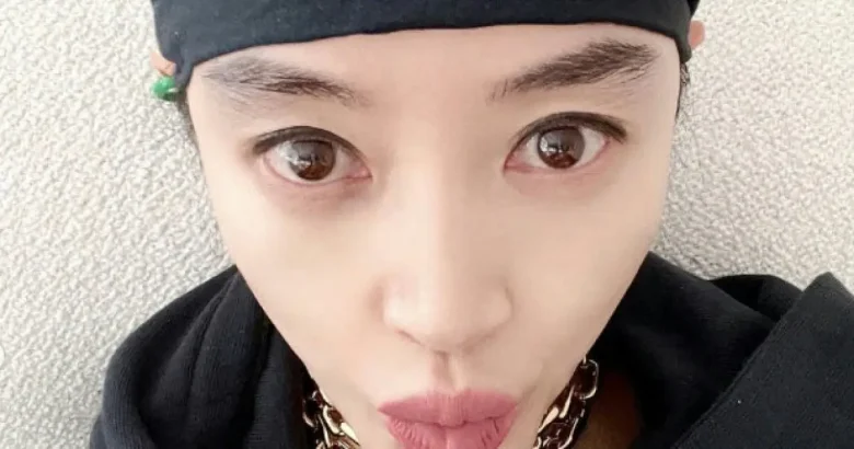 kim hyesoo headscarf forehead scar