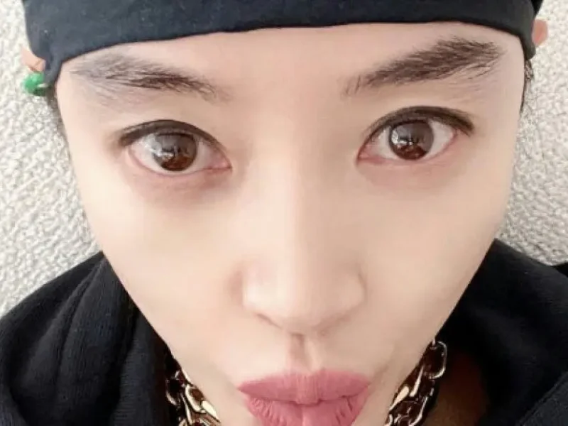 kim hyesoo headscarf forehead scar