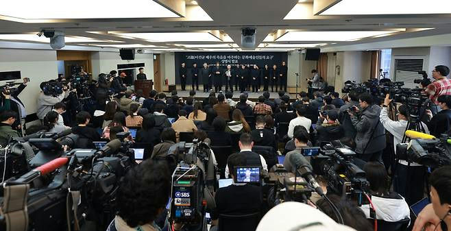 Lee Sun-kyun investigation leak police dismissalpeople' '' 'ressconference' '' 'ameras' '' 'eporters' '' 'tage.