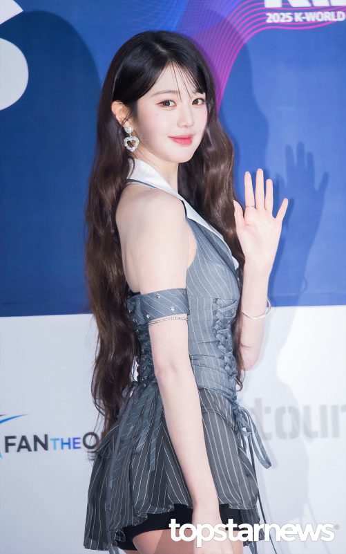 Wonyoung K-World Dream Awards hate commentspeople' 'smiling' 'dress' 'earrings' 'waving.