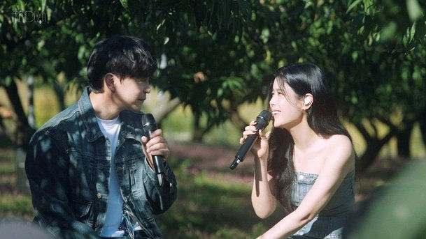 Lyn and Lee Soo divorcepeople' 'singing' 'microphones' 'denim' 'outdoors.