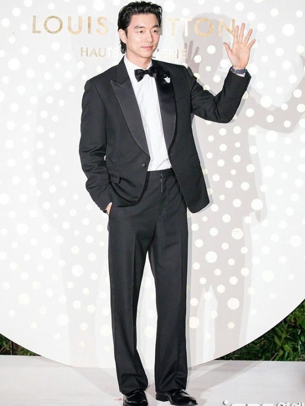 Gong Yoo Louis Vuitton Seoul eventman' 'black' 'suit' 'bowtie' 'waving.