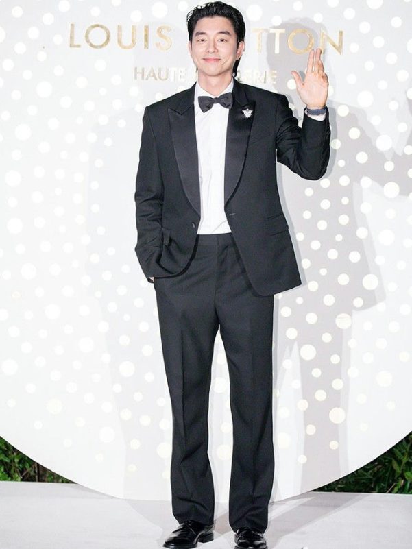 Gong Yoo Louis Vuitton Seoul eventpeople' '' 'ong' '' 'oo' 'suit' 'bowtie' 'waving.