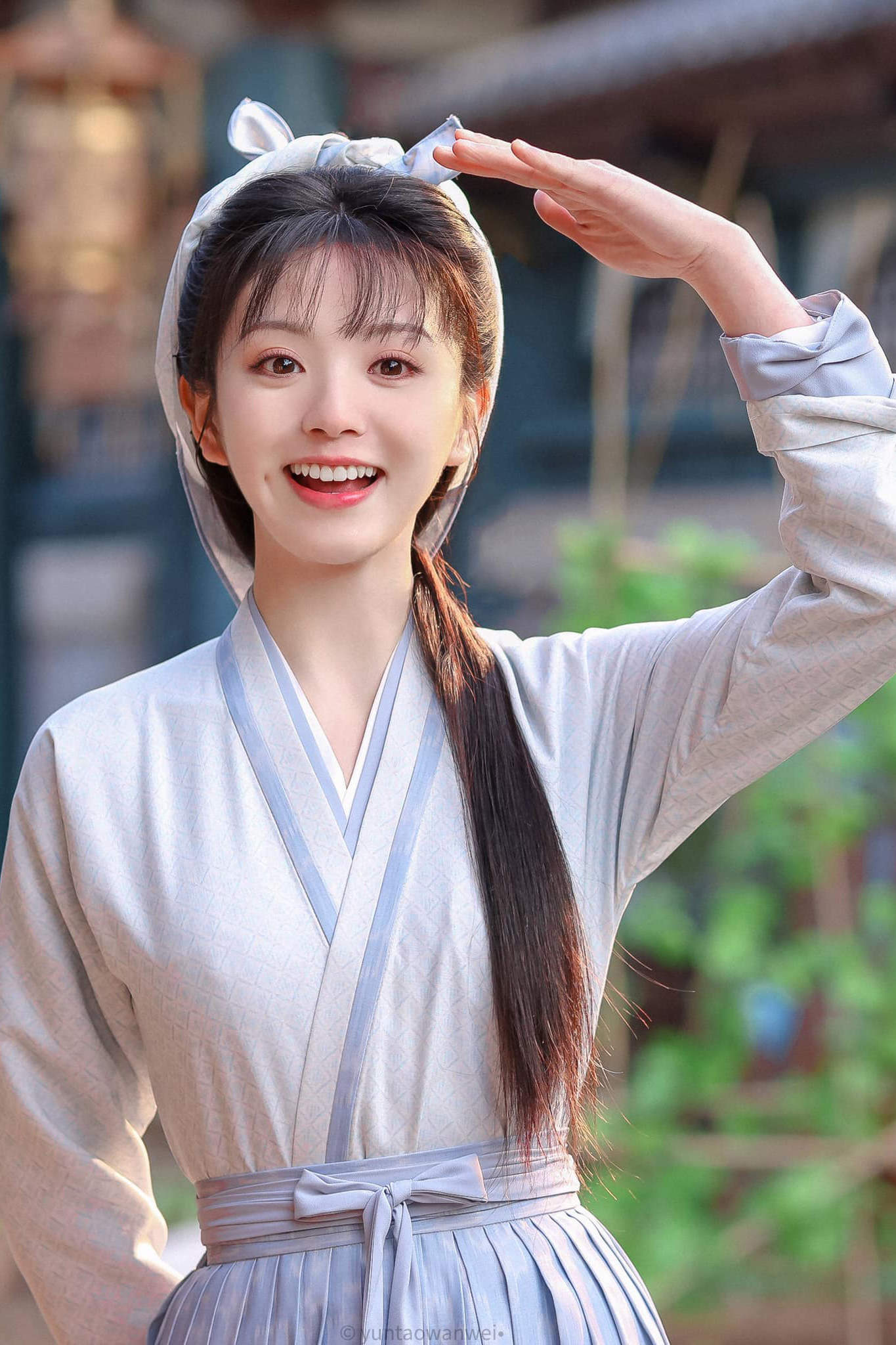 Chinese actresses beautiful smilesperson' 'smiling' 'hanfu' 'hand' 'sun.