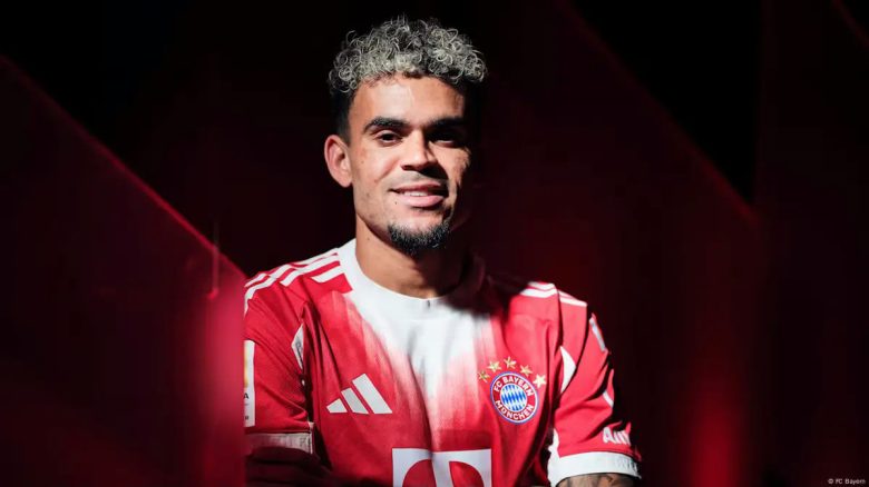 Luis Díaz Bayern Munich debutperson' 'soccer' 'red' 'portrait' 'smile.