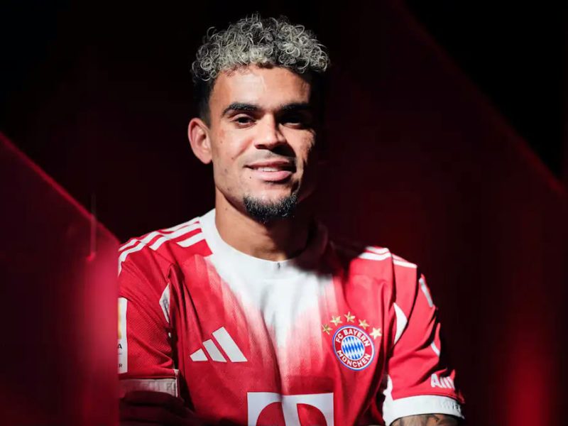Luis Díaz Bayern Munich debutperson' 'soccer' 'red' 'portrait' 'smile.