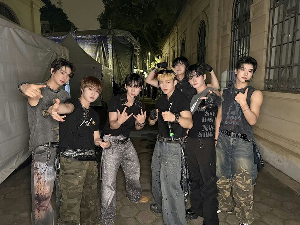 YOUNITE Eunho Brazil fan incidentpeople' '' '' '' 'pop' '' 'ashion' '' 'erformance.