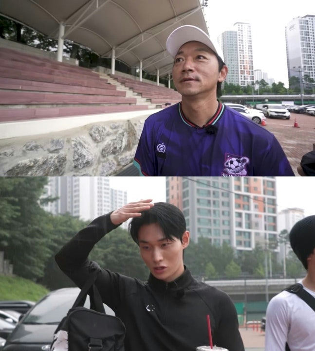 Kim Soo-gyeom Let's Play Soccer 4people' '' '' 'soccer' 'buildings' 'outdoor.