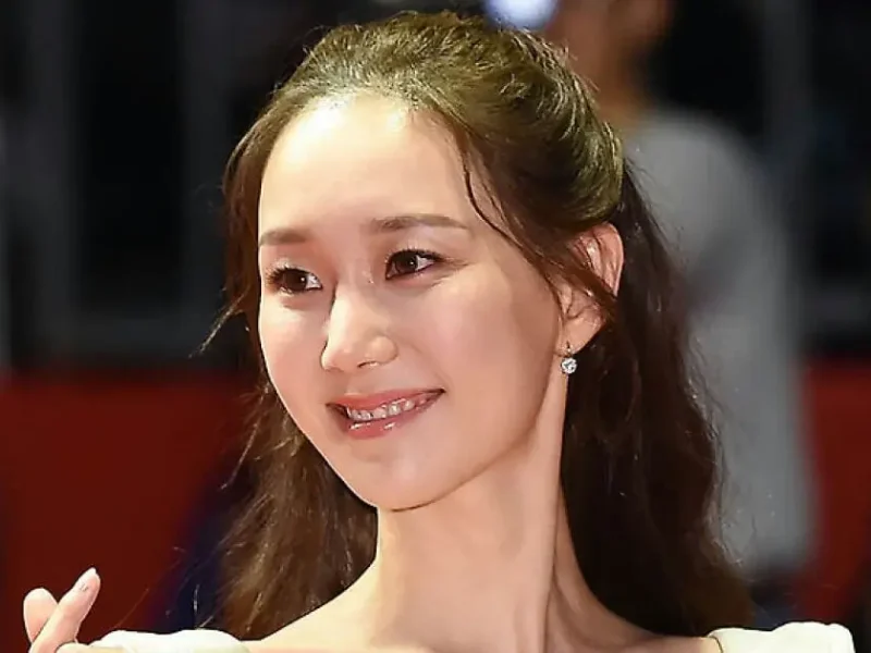lee yooyoung wedding 2025