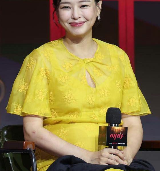 Lee Honey second daughterwoman' 'smiling' 'yellowdress' 'microphone' 'interview.