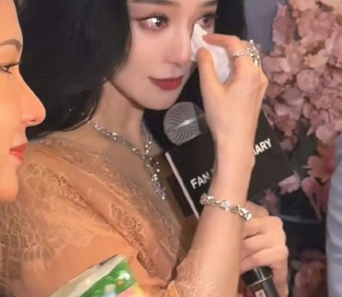 people' '' 'an' 'ingbing' 'crying' 'microphone' 'jewelry.