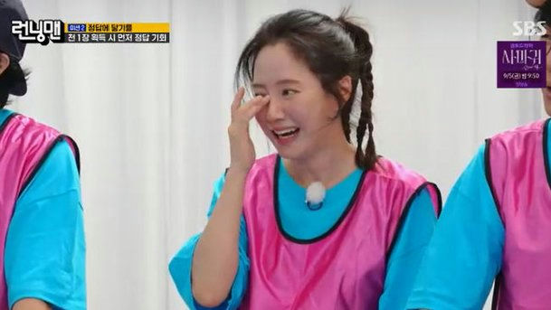 Song Ji-hyo Kim Jong-kook Running Manpeople' 'woman' 'uniform' 'braids' 'smiling.