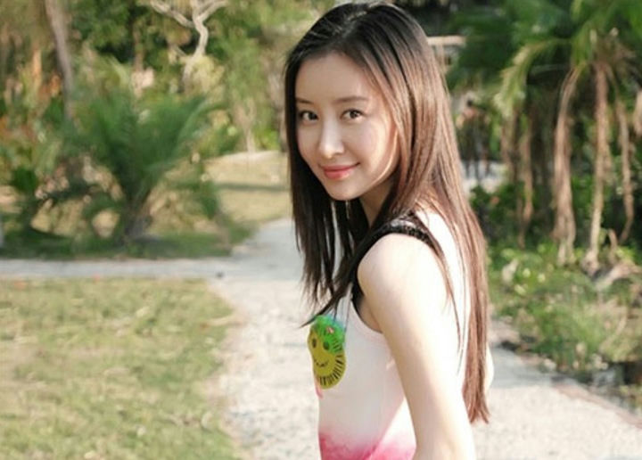 Shu Chang livestream earningsperson' 'smiling' 'outdoors' 'long' 'hair' 'tank' 'top.