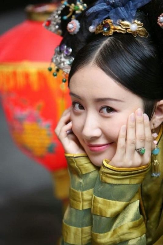 Shu Chang livestream earningsperson' 'smiling' 'traditional' 'clothes' 'headdress' 'jewelry.