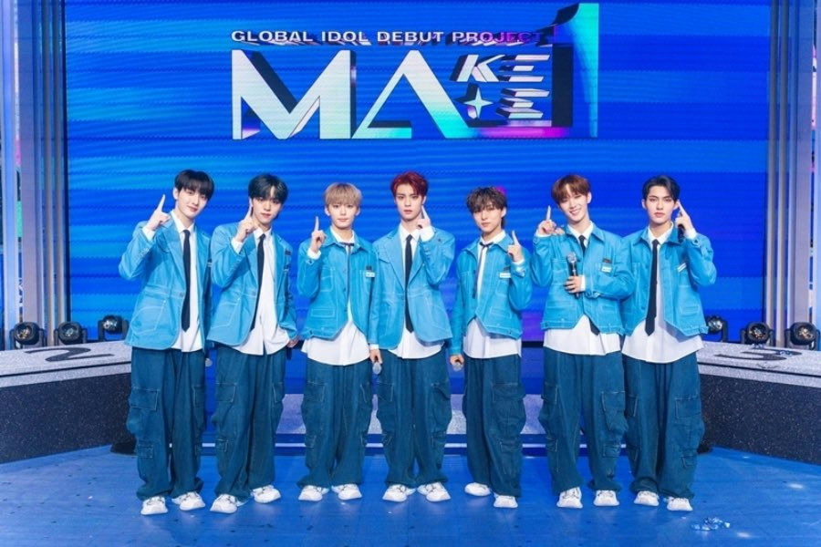 NouerA Weibo livepeople' 'group' 'blue' 'jackets' 'pointing' 'platform.