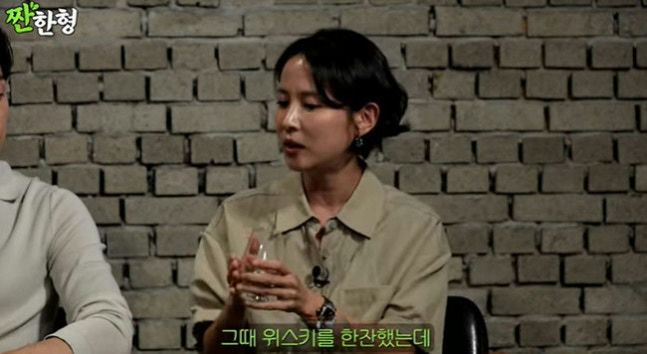 Jo Yeo-jung 20s strugglespeople' 'sitting' 'brickwall' 'talking' 'glass.