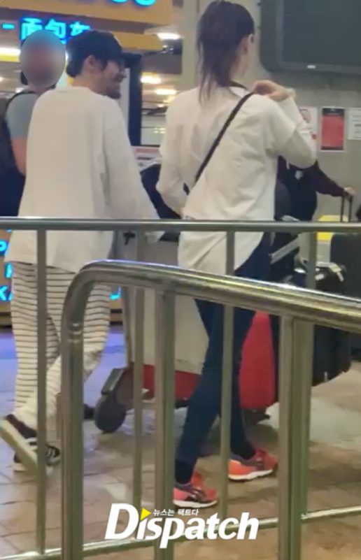 Ryu Seung-bum family outing two' 'airport' 'luggage' 'casual' 'stripes.