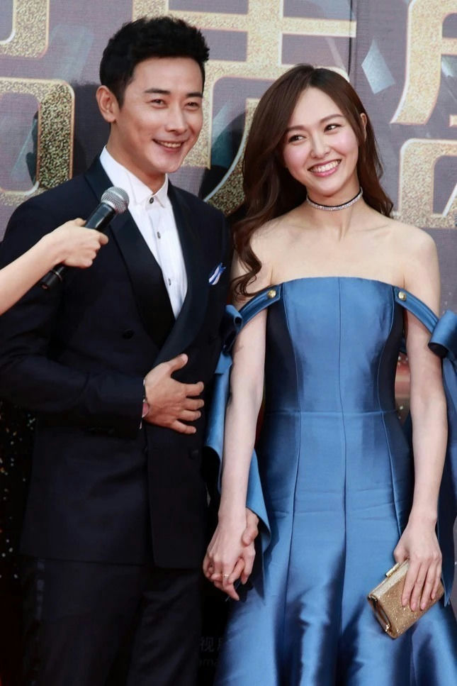 Tiffany Tang Luo Jin breakuppeople' 'couple' 'red' 'carpet' 'formal' 'wear' 'smiling.