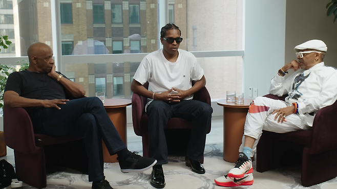Denzel Washington no longer watches moviespeople' 'interview' 'window' 'sunglasses' 'sitting' '' '.