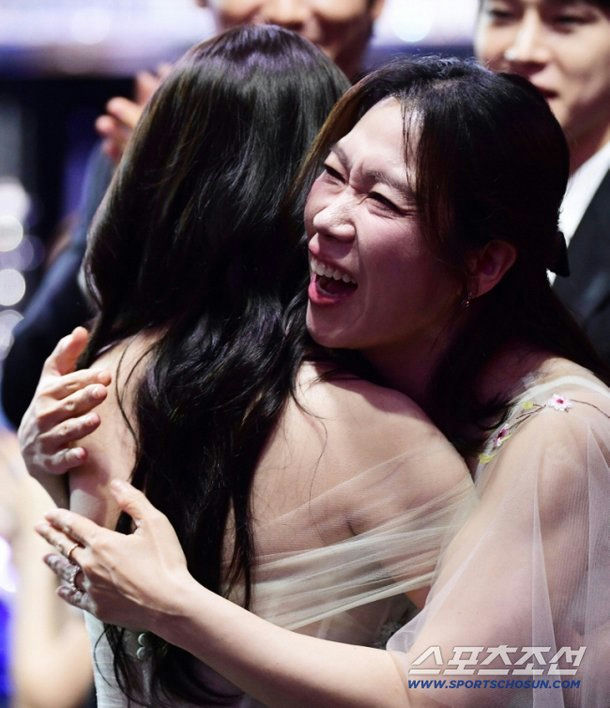 IU Best Actress Blue Dragon Series Awardspeople' 'hug' 'excited' 'dress' 'awards.