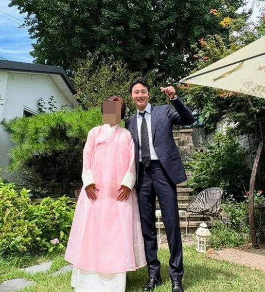 Jung Il-woo mother retirement ceremonypeople' '' '' 'hanbok' 'suit' 'garden' 'outdoors.