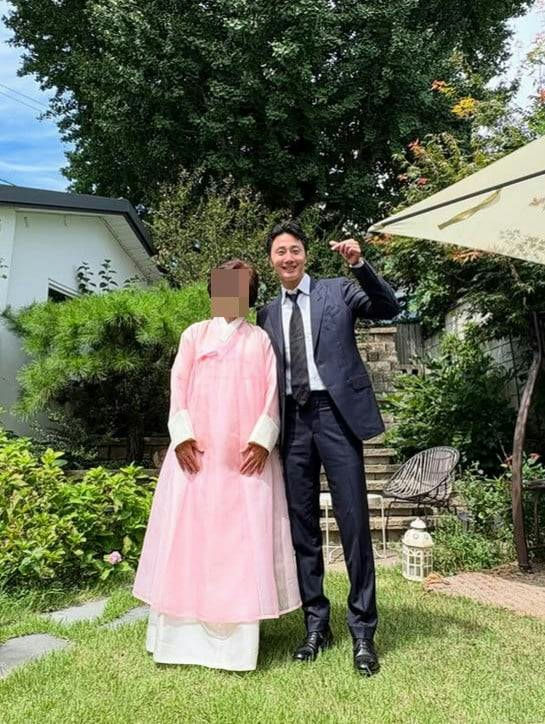 Jung Il-woo mother retirement ceremonypeople' '' '' 'hanbok' 'suit' 'garden' 'outdoors.