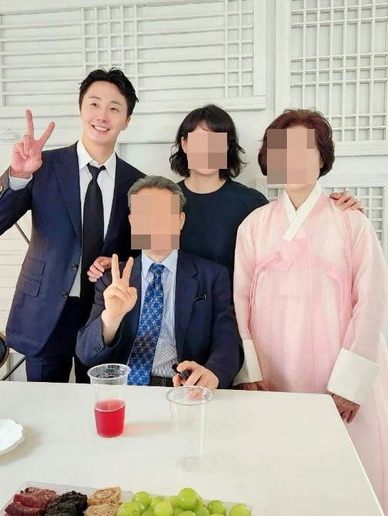 Jung Il-woo mother retirement ceremonypeople' '' '' 'suits' '' 'anbok' 'peace_sign.
