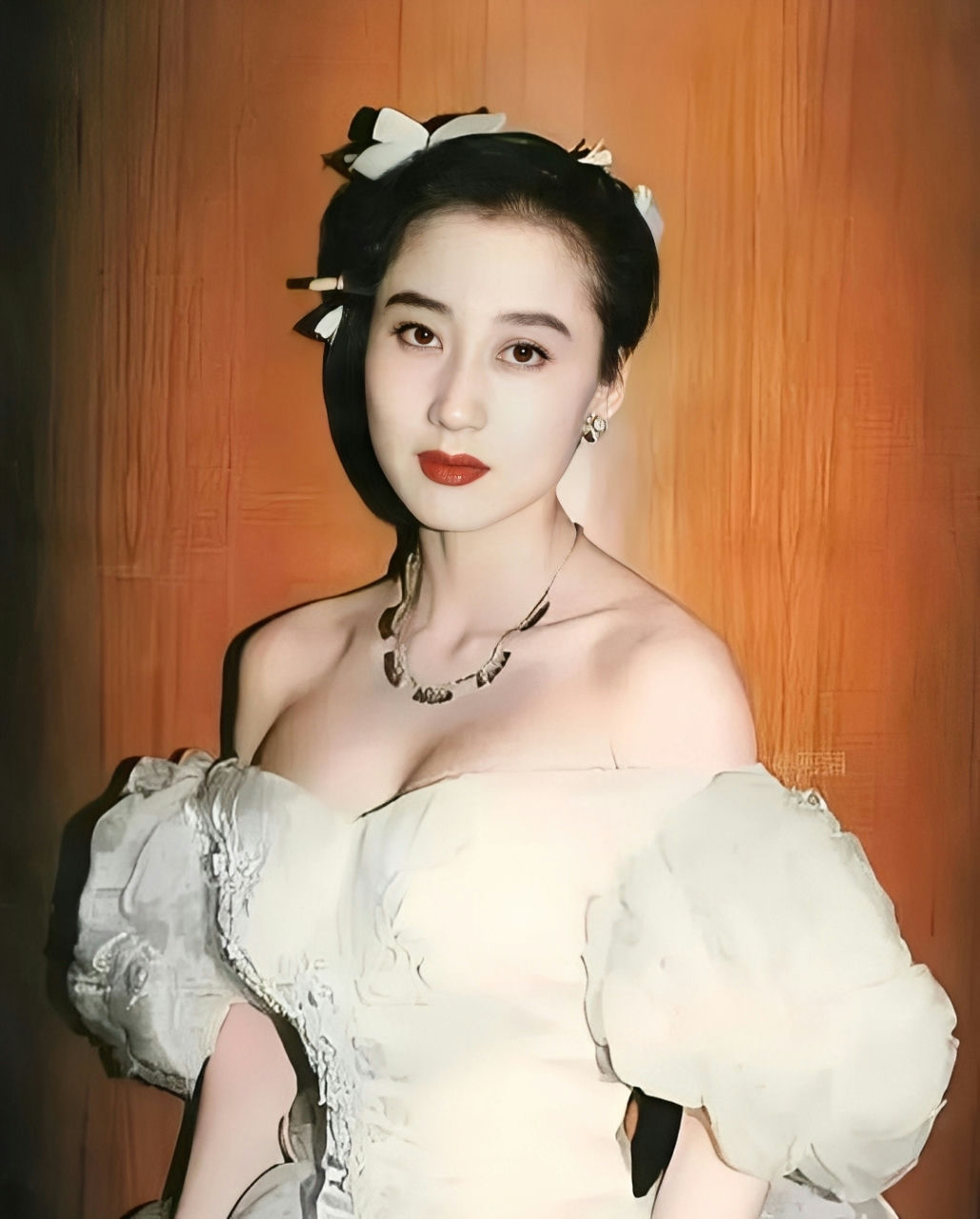 Nina Li Chi Jet Li love storypeople' '' 'oman' 'dress' 'necklace' 'makeup.