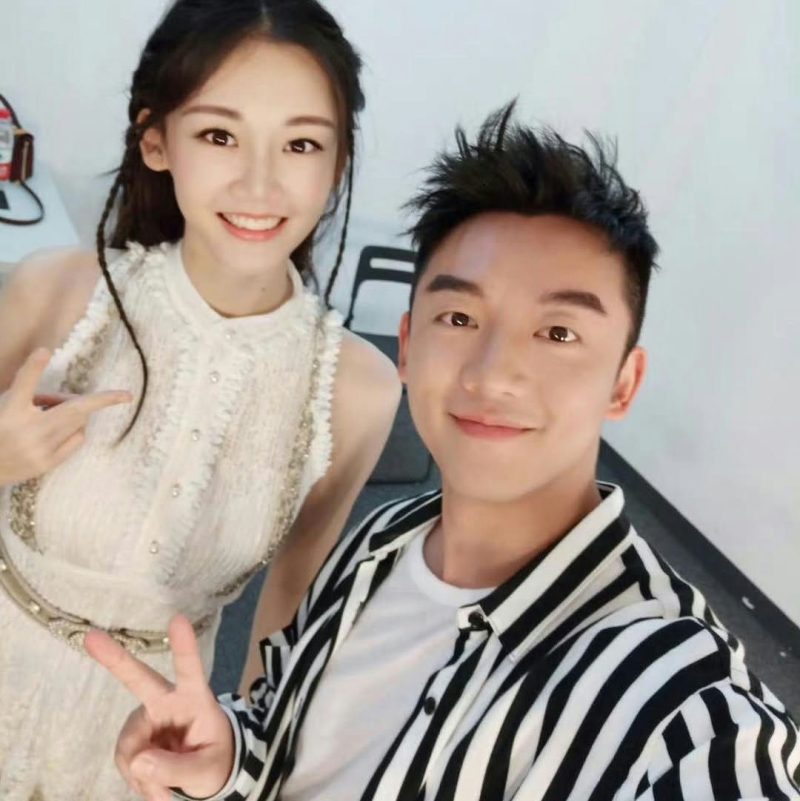 Keep Running Zheng Kai financial strugglestwo' 'selfie' 'smiling' 'peace' 'sign' 'striped' 'shirt.