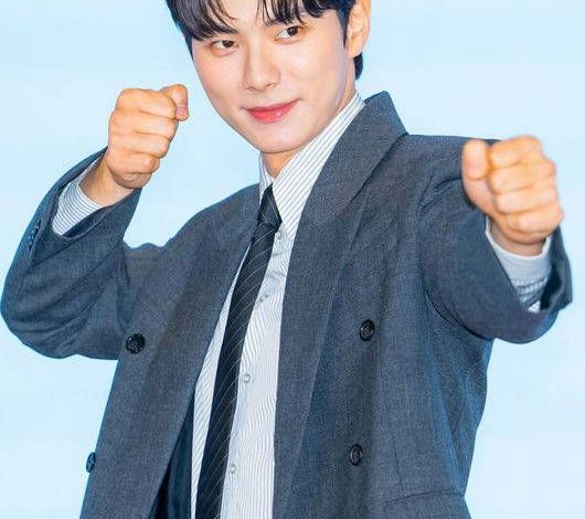 Lee Chae-min Bon Appétit, Your Majesty casting changeperson' 'gray' 'suit' 'pose' 'asian' 'fight.