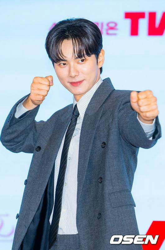 Lee Chae-min Bon Appétit, Your Majesty casting changeperson' 'gray' 'suit' 'pose' 'asian' 'fight.