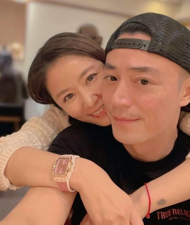 Wallace Huo and Ruby Lin kiss cam momentpeople' 'affectionate' 'couple' 'smiling' 'indoor.
